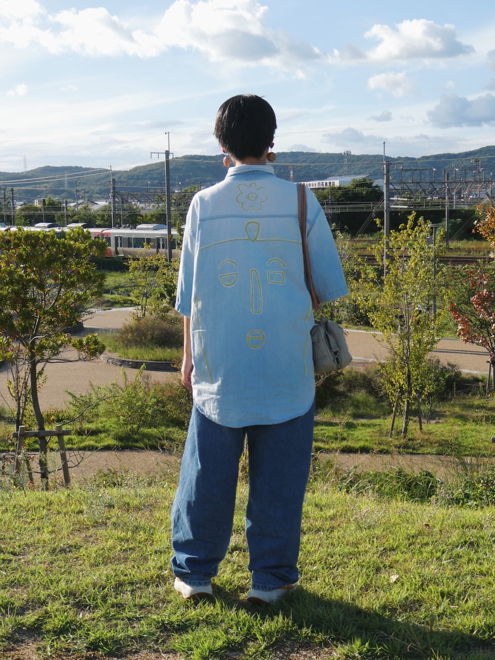 「秋っぽコーデ更新中」｜「YOKIHIのアイテム（シャツ/ブラウス、ブルー系）」を使った、yokihikmさん（レディース・166cm）の秋コーディネートの3枚目の写真
