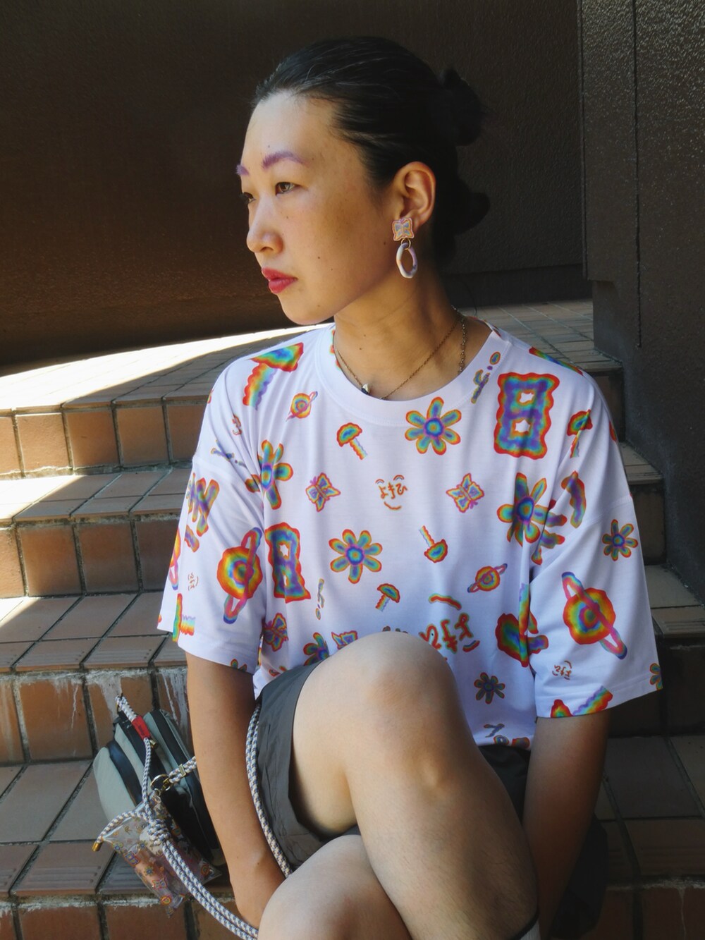 「夏コーデ、ラクチンコーデ、ootd、ハーフパンツ、スニーカーコーデ、スニーカー×靴下」｜「SINSSのTech nylon wide cargo shorts / テックナイロンワイドカーゴショーツ（カーゴパンツ、グレー系）」を使った、yokihikmさん（レディース・166cm）の夏コーディネートの4枚目の写真