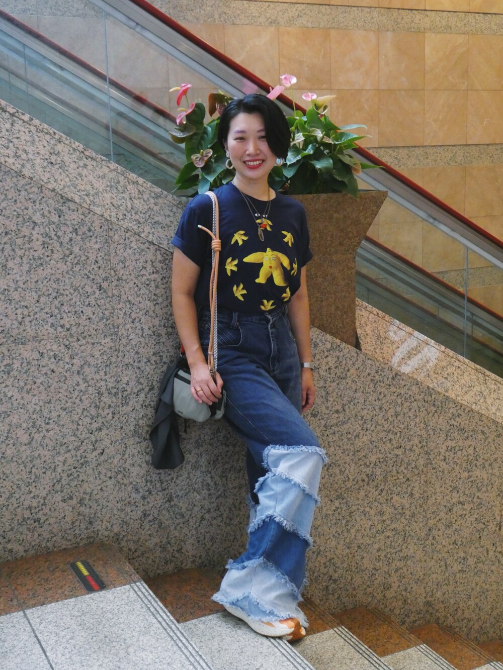 「Tシャツ×デニム、Tシャツ、スニーカーコーデ」｜「YOKIHIのアイテム（Tシャツ/カットソー、ホワイト系）」を使った、yokihikmさん（レディース・166cm）の夏コーディネートの3枚目の写真