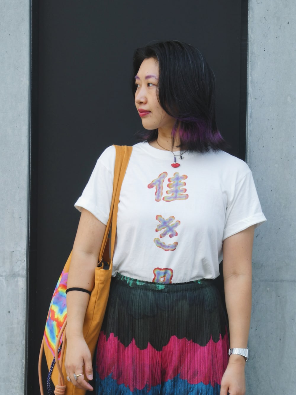「夏だ！Tシャツ着よう！、さらっと晴れやかスナップ、スニーカーコーデ、Tシャツコーデ、柄パンツ」｜「Topologieのアイテム（その他小物、オレンジ系）」を使った、yokihikmさん（レディース・166cm）の夏コーディネートの4枚目の写真