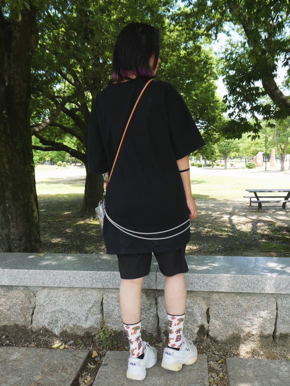 「夏だ！Tシャツ着よう！、さらっと晴れやかスナップ、ootd、ビッグシルエット、ハーフパンツ、夏ファッション、楽チンコーデ、春夏コーデ」｜「YOKIHIのアイテム（Tシャツ/カットソー、ブラック系）」を使った、yokihikmさん（レディース・166cm）の夏コーディネートの3枚目の写真