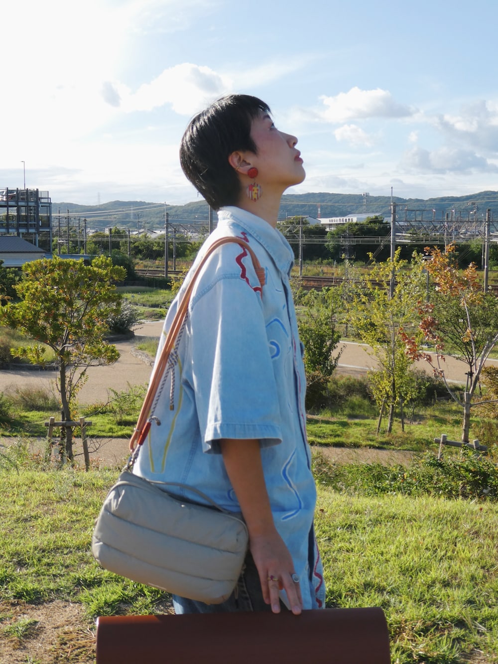 「秋っぽコーデ更新中」｜「YOKIHIのアイテム（シャツ/ブラウス、ブルー系）」を使った、yokihikmさん（レディース・166cm）の秋コーディネートの2枚目の写真
