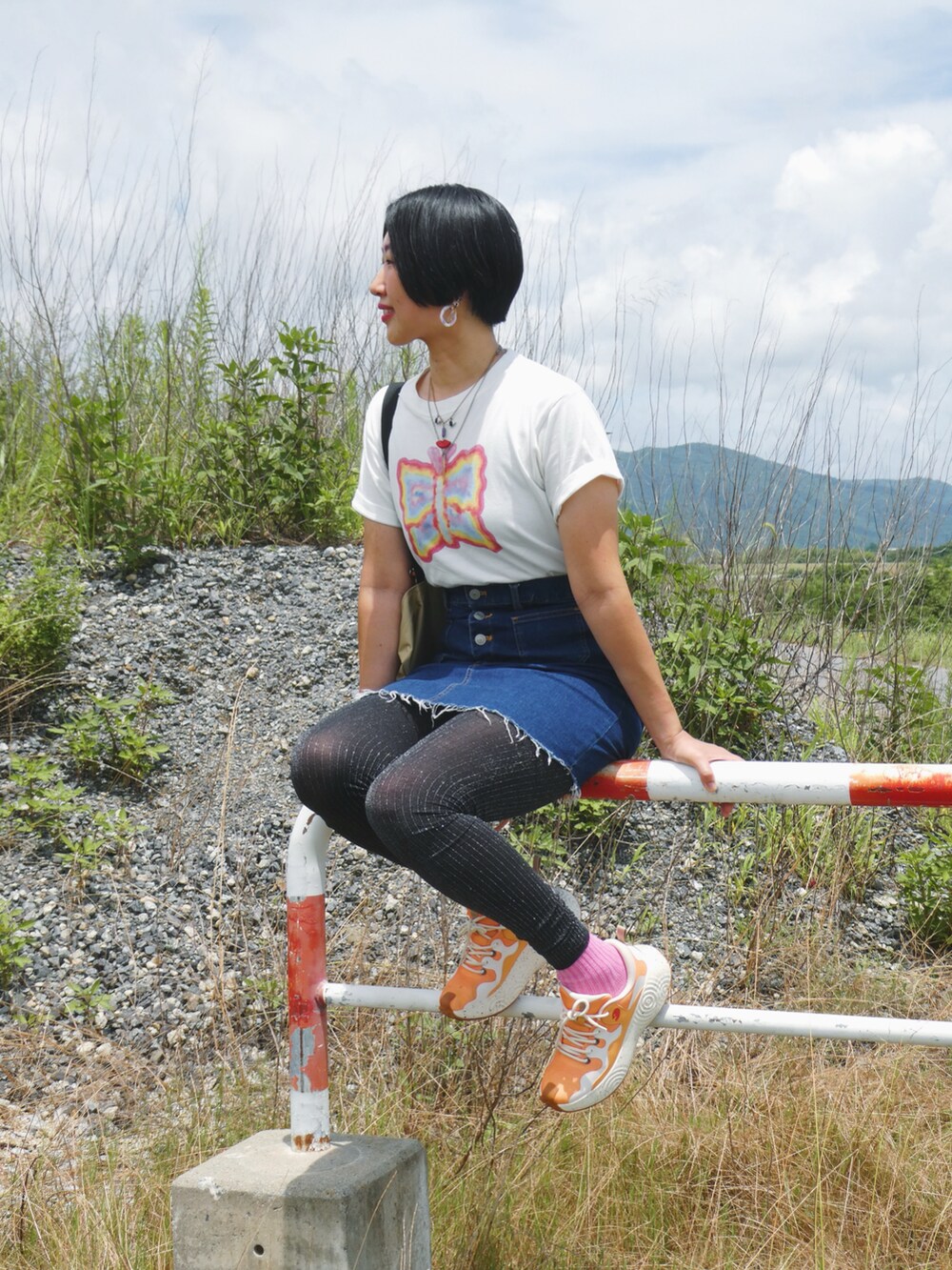 「夏服、デニムスカート、スニーカーコーデ、Tシャツ、夏コーデ」｜「Topologieのアイテム（その他小物、オレンジ系）」を使った、yokihikmさん（レディース・166cm）の夏コーディネートの4枚目の写真