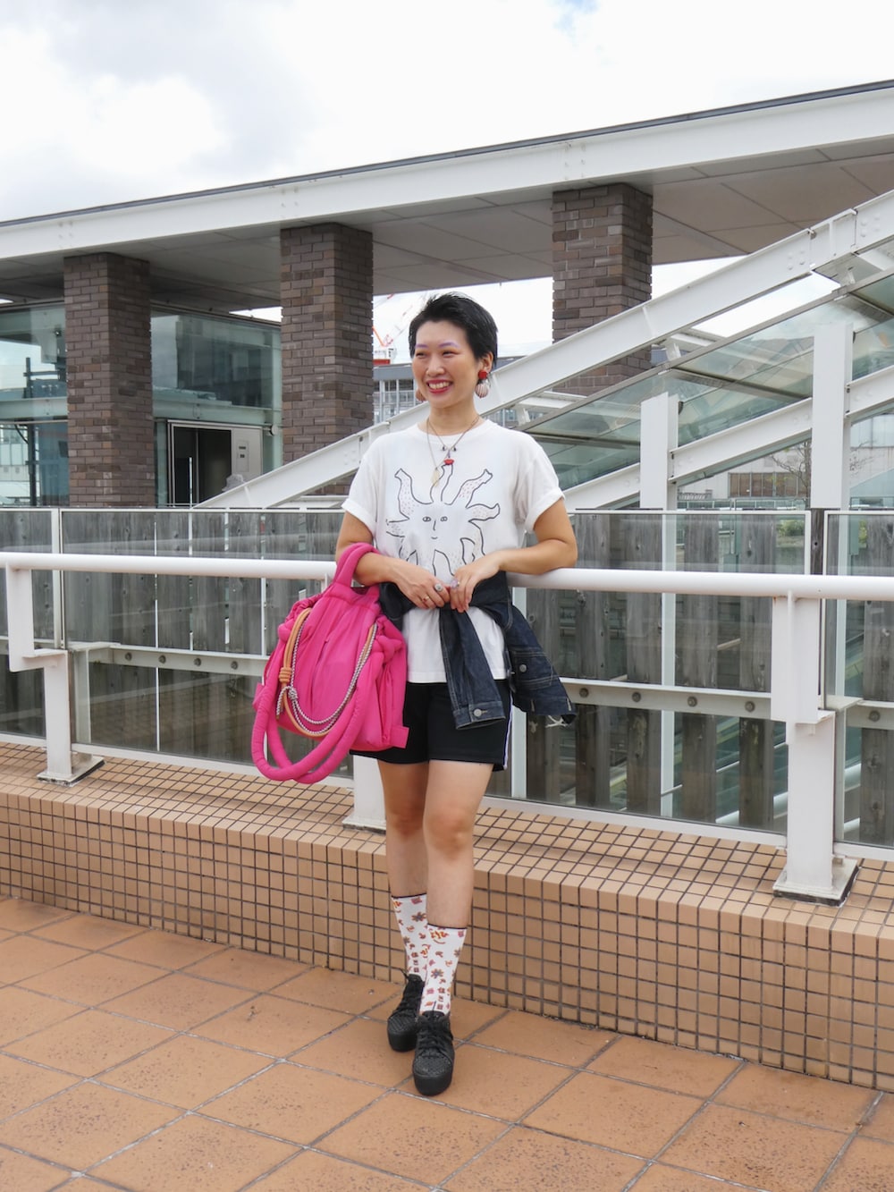 「Tシャツ、ソックス、靴下コーデ」｜「olendのアイテム（ショルダーバッグ、ピンク系）」を使った、yokihikmさん（レディース・166cm）の秋コーディネートの3枚目の写真