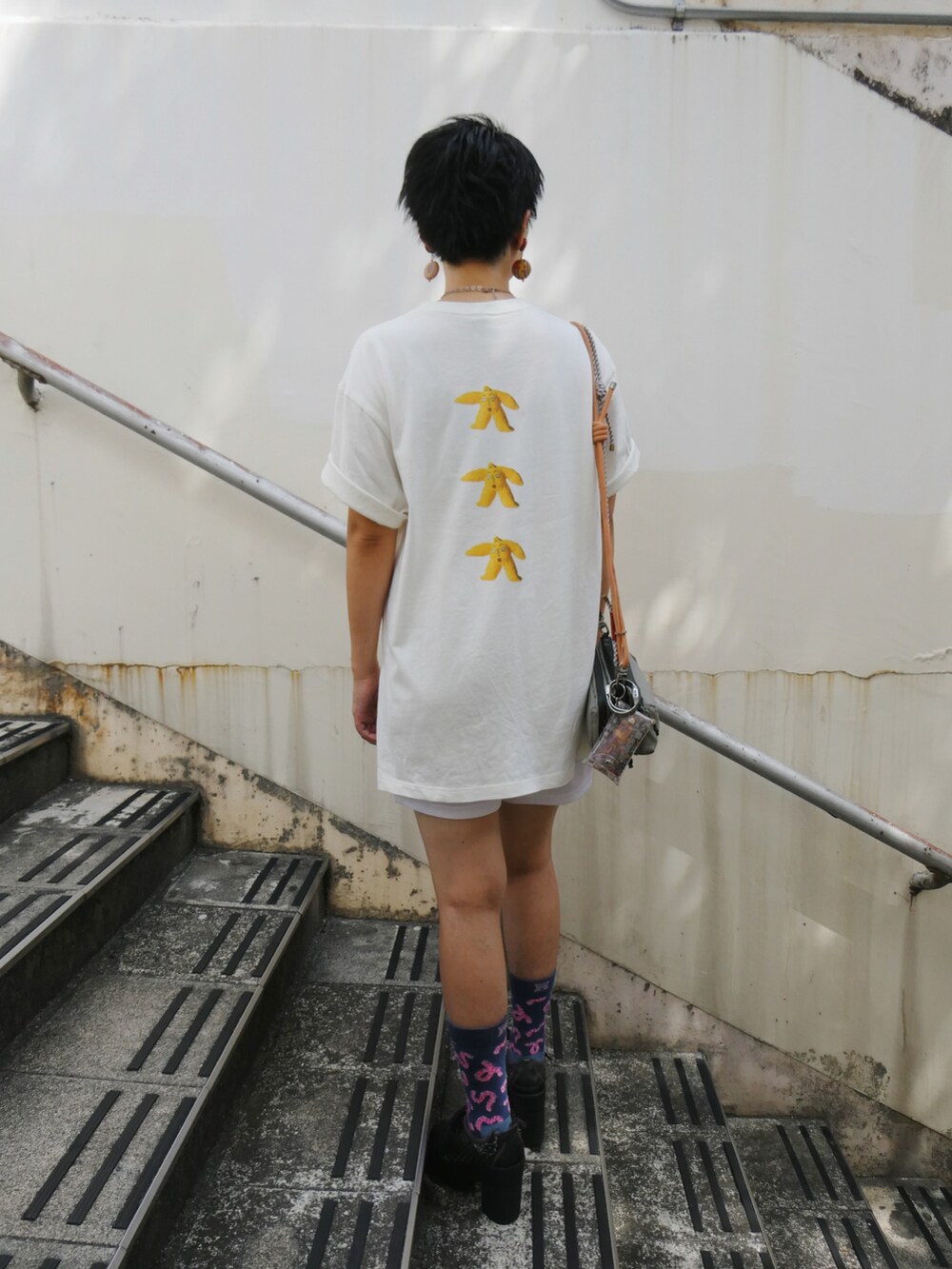 「adidas、ヒール、ホワイト、ホワイトコーデ」｜「YOKIHIのアイテム（Tシャツ/カットソー、ホワイト系）」を使った、yokihikmさん（レディース・166cm）の秋コーディネートの4枚目の写真
