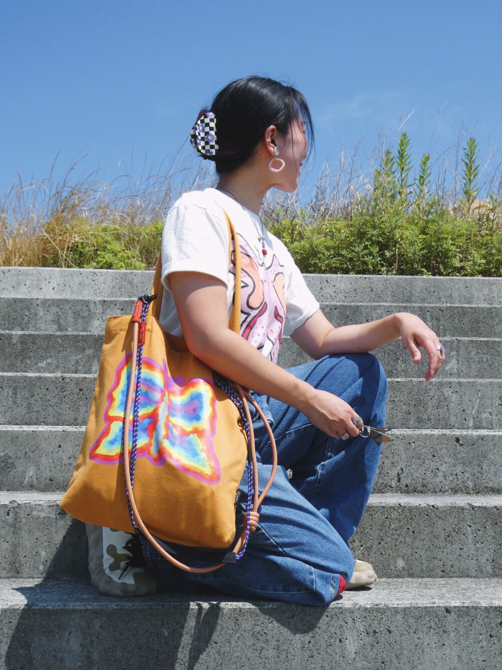 「夏だ！Tシャツ着よう！、さらっと晴れやかスナップ、デニム、スニーカー、ラクチンコーデ、夏服、Tシャツコーデ、古着MIX」｜「YOKIHIのアイテム（トートバッグ、オレンジ系）」を使った、yokihikmさん（レディース・166cm）の夏コーディネートの5枚目の写真