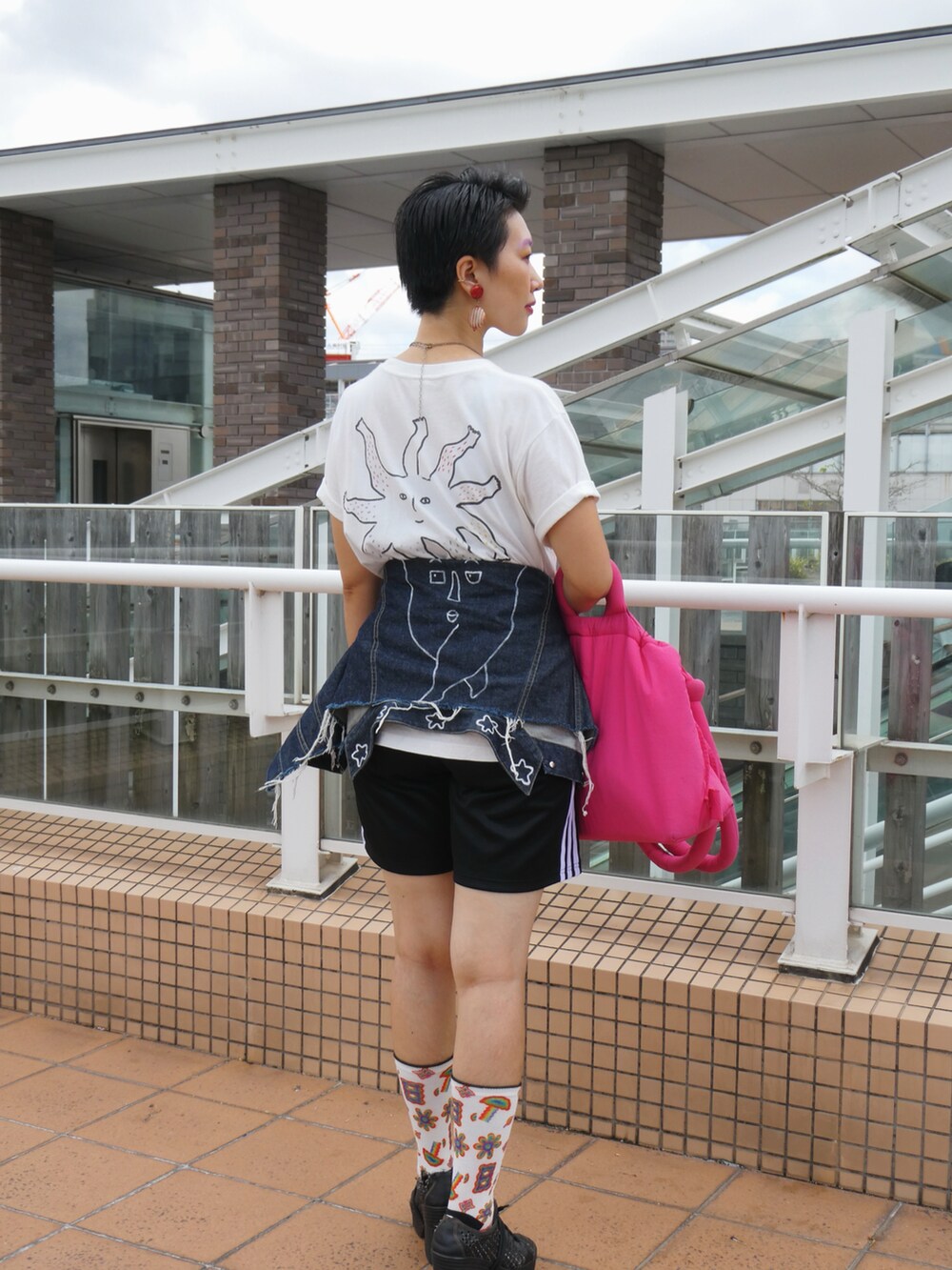 「Tシャツ、ソックス、靴下コーデ」｜「olendのアイテム（ショルダーバッグ、ピンク系）」を使った、yokihikmさん（レディース・166cm）の秋コーディネートの2枚目の写真