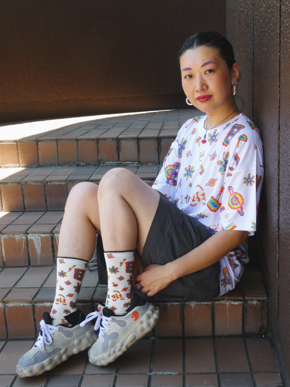 「夏コーデ、ラクチンコーデ、ootd、ハーフパンツ、スニーカーコーデ、スニーカー×靴下」｜「SINSSのTech nylon wide cargo shorts / テックナイロンワイドカーゴショーツ（カーゴパンツ、グレー系）」を使った、yokihikmさん（レディース・166cm）の夏コーディネートの2枚目の写真