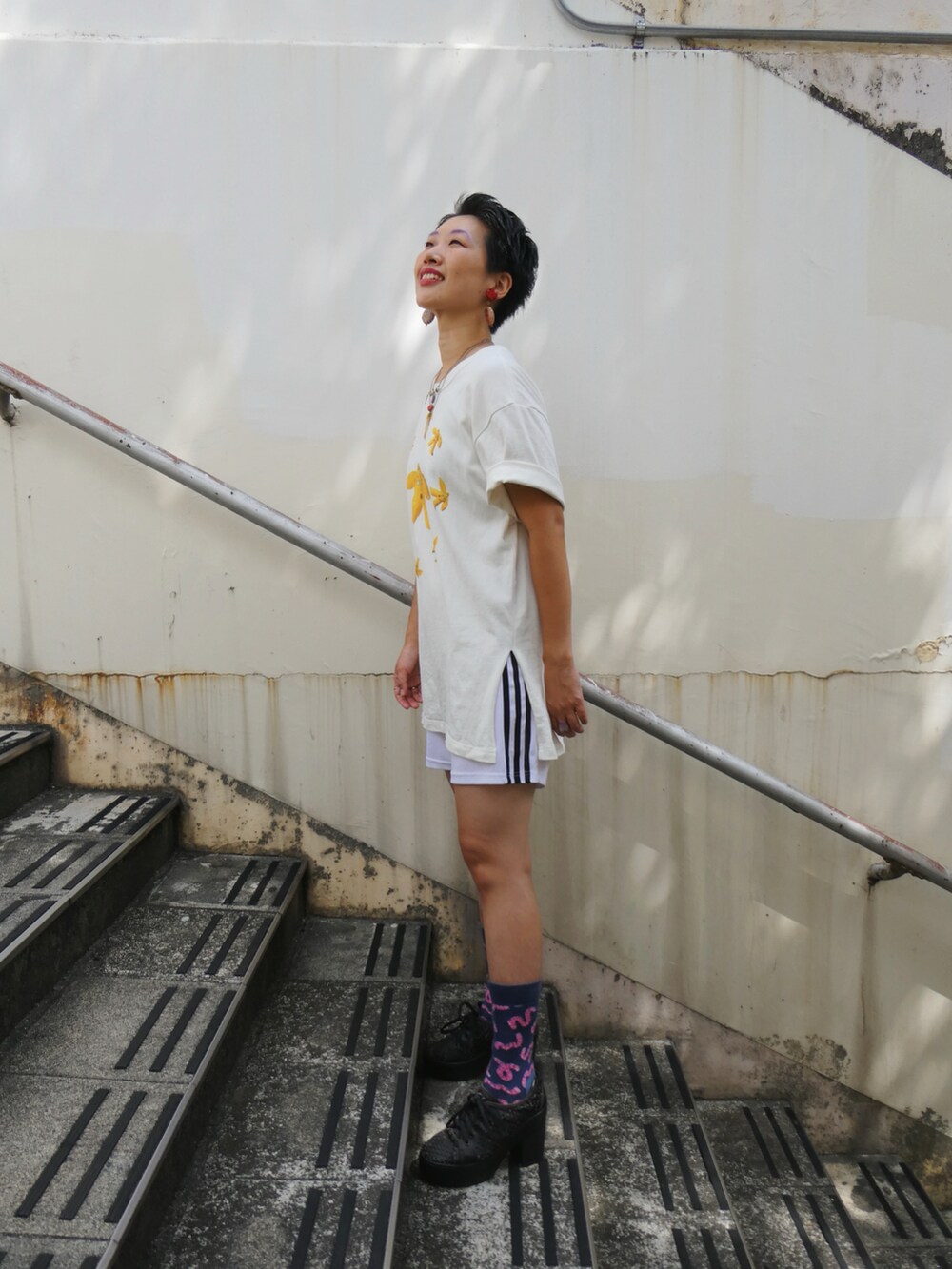 「adidas、ヒール、ホワイト、ホワイトコーデ」｜「YOKIHIのアイテム（Tシャツ/カットソー、ホワイト系）」を使った、yokihikmさん（レディース・166cm）の秋コーディネートの3枚目の写真