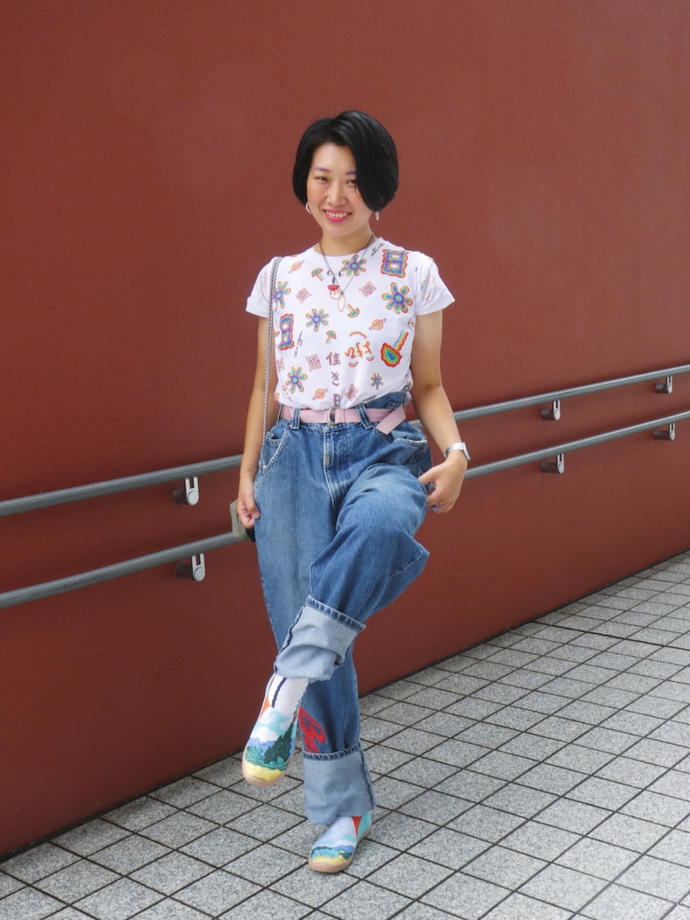 「夏、ゆるコーデ、ショルダーバッグ、Tシャツ、スリッポン、オーバーサイズデニム、古着MIX」｜「YOKIHIの佳き日フルグラフィックTシャツ（Tシャツ/カットソー、その他）」を使った、yokihikmさん（レディース・166cm）の夏コーディネートの3枚目の写真
