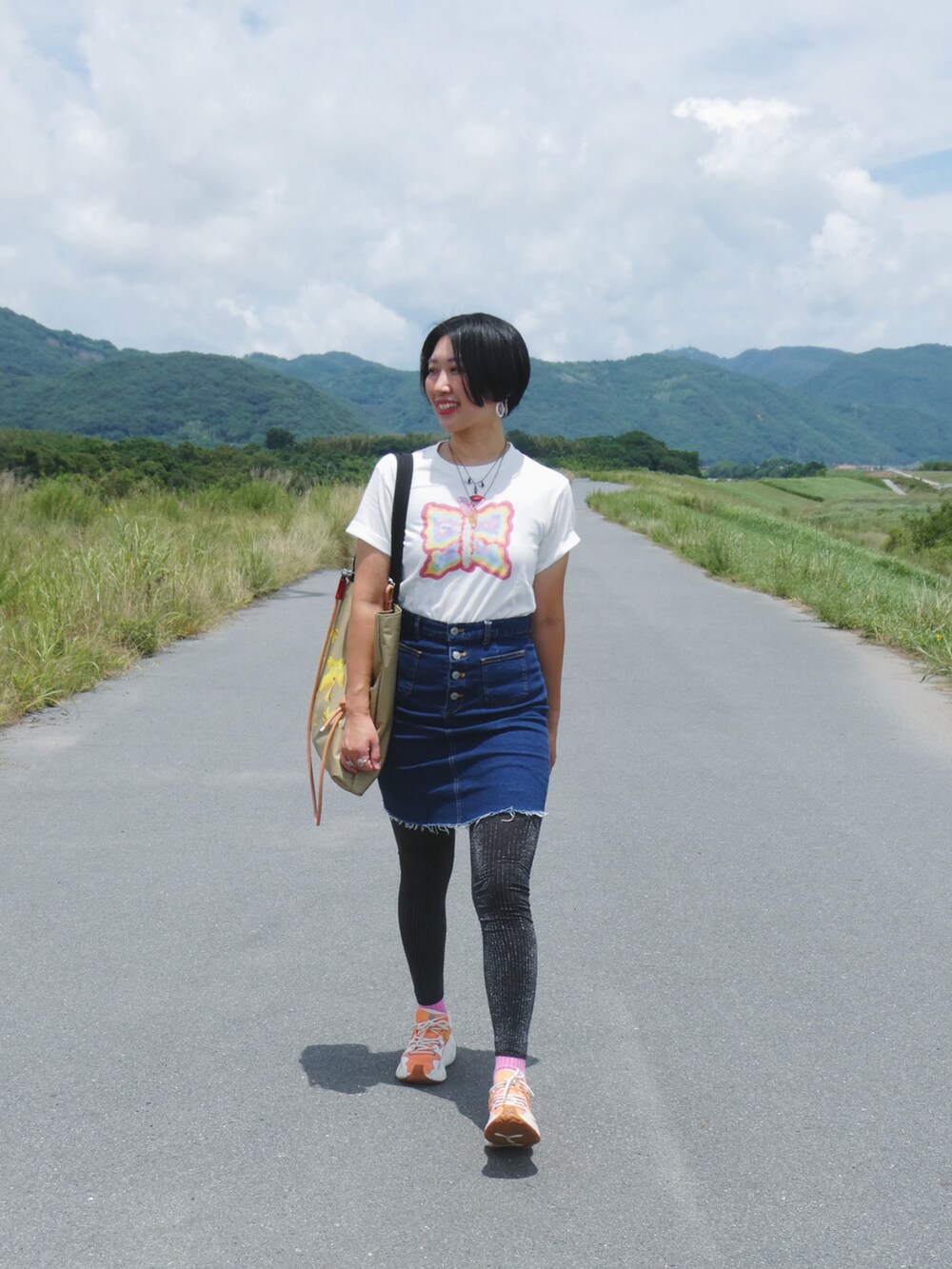 「夏服、デニムスカート、スニーカーコーデ、Tシャツ、夏コーデ」｜「Topologieのアイテム（その他小物、オレンジ系）」を使った、yokihikmさん（レディース・166cm）の夏コーディネートの5枚目の写真