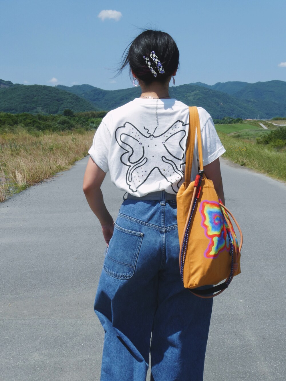 「夏だ！Tシャツ着よう！、さらっと晴れやかスナップ、デニム、スニーカー、ラクチンコーデ、夏服、Tシャツコーデ、古着MIX」｜「YOKIHIのアイテム（トートバッグ、オレンジ系）」を使った、yokihikmさん（レディース・166cm）の夏コーディネートの3枚目の写真