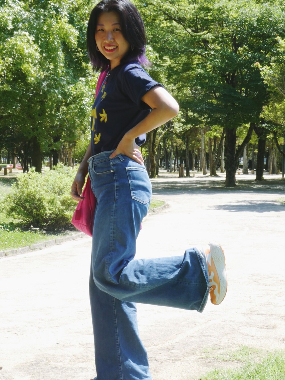 「PR、ZARA、夏ファッション、Tシャツ×デニム、スニーカー、スニーカーコーデ」｜「YOKIHIのアイテム（Tシャツ/カットソー、ホワイト系）」を使った、yokihikmさん（レディース・166cm）の夏コーディネートの4枚目の写真