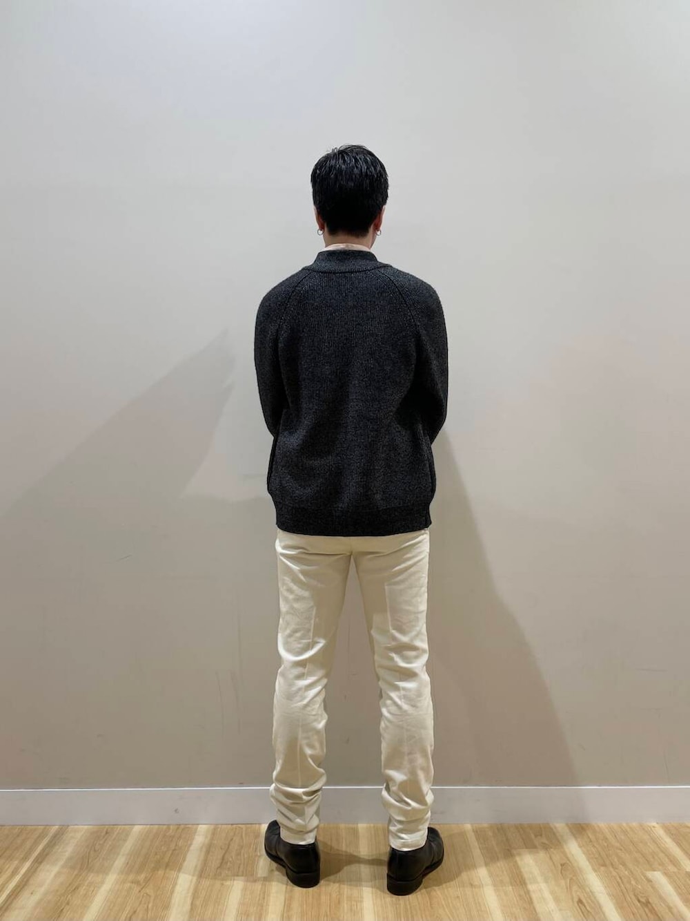 ベージュ系のシャツ/ブラウス、ブラック系のカーディガン/ボレロ、ホワイト系のデニムパンツを着用したメンズの冬コーディネートの3枚目の写真