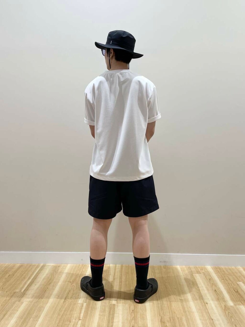 ブルー系のその他パンツ、ホワイト系のTシャツ/カットソー、ブラック系のメガネを着用したメンズの夏コーディネートの3枚目の写真