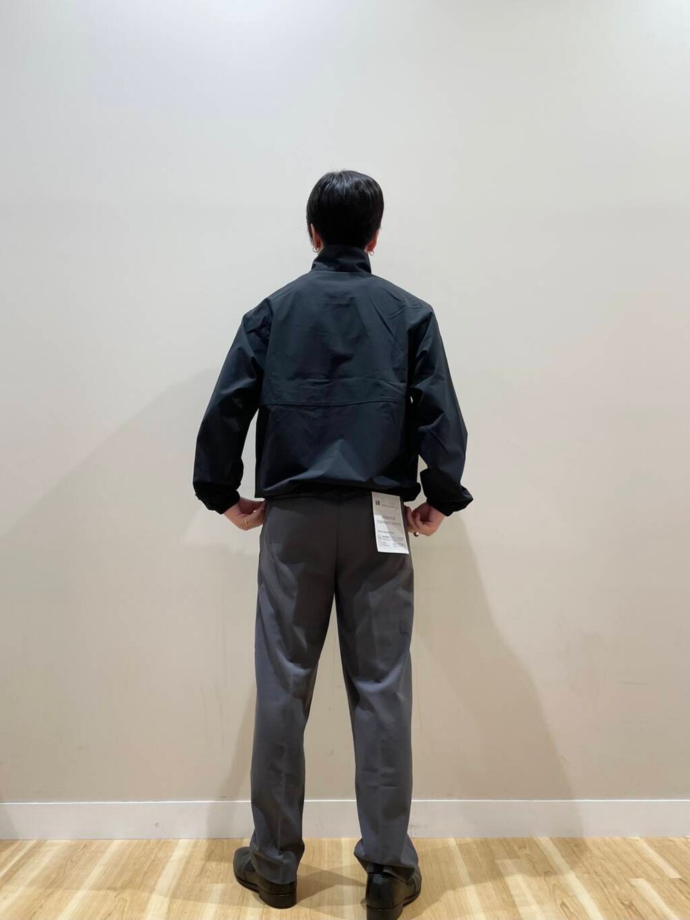 グレー系のその他パンツ、ブラック系のブルゾンを着用したメンズの秋コーディネートの3枚目の写真