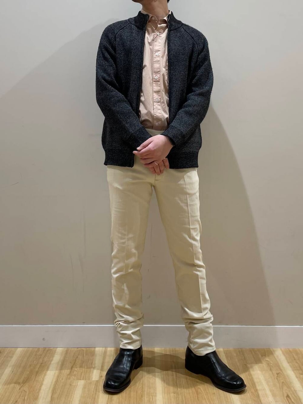 ベージュ系のシャツ/ブラウス、ブラック系のカーディガン/ボレロ、ホワイト系のデニムパンツを着用したメンズの冬コーディネートの4枚目の写真