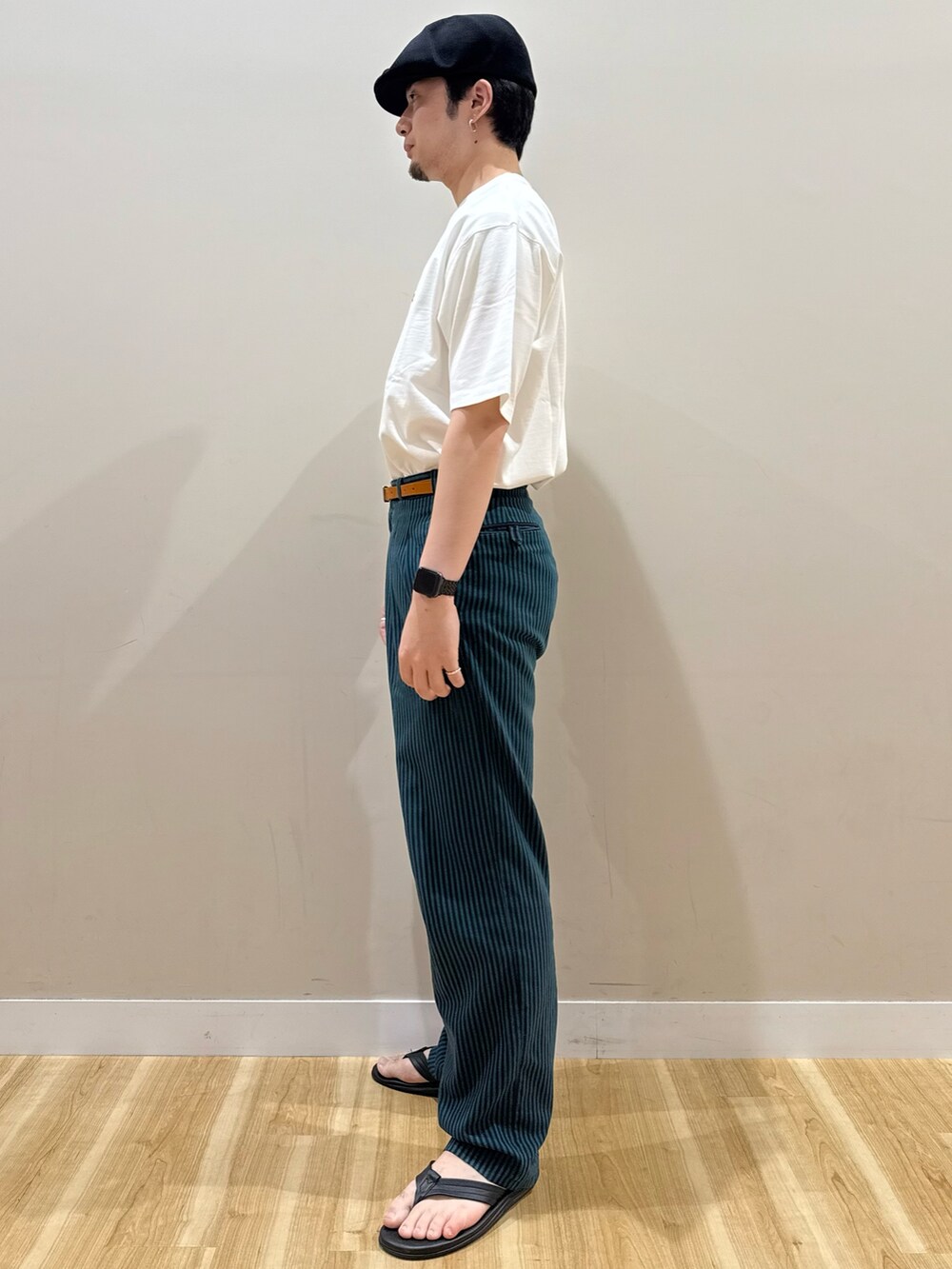 ホワイト系のTシャツ/カットソー、ブラウン系のベルトを着用したメンズの夏コーディネートの2枚目の写真