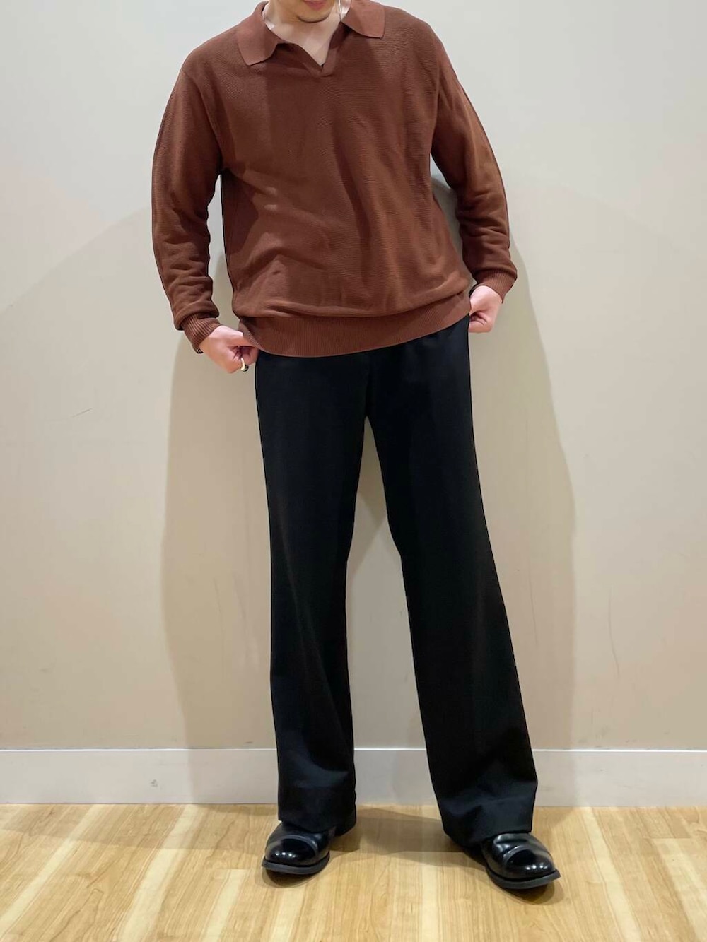 ブラウン系のニット/セーター、シルバー系のネックレスを着用したメンズの春コーディネートの4枚目の写真