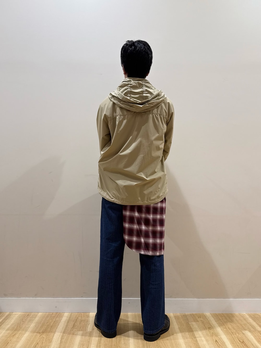 ベージュ系のナイロンジャケット、ホワイト系のシャツ/ブラウス、レッド系のシャツ/ブラウスを着用したメンズの冬コーディネートの3枚目の写真