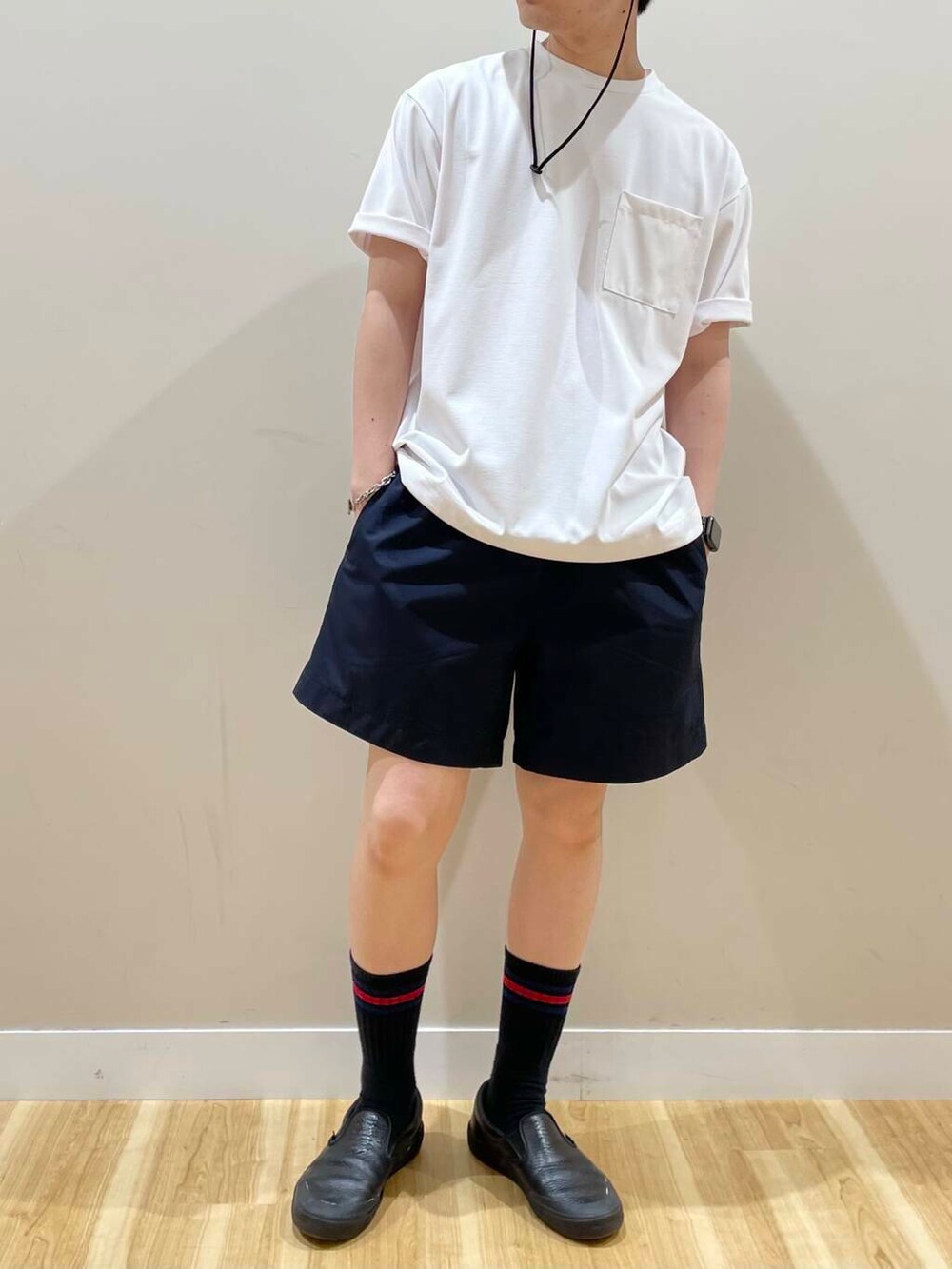 ブルー系のその他パンツ、ホワイト系のTシャツ/カットソー、ブラック系のメガネを着用したメンズの夏コーディネートの4枚目の写真