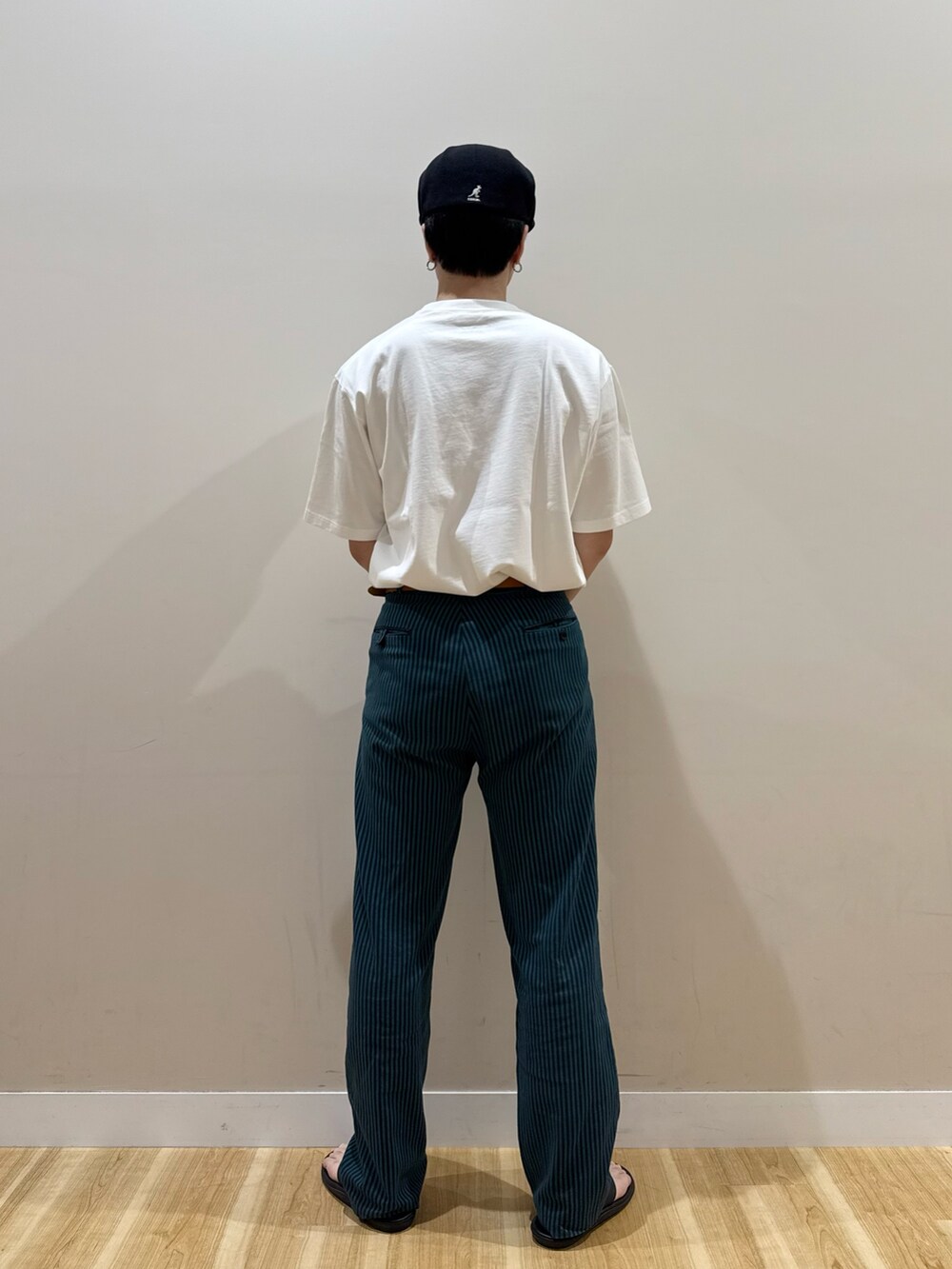 ホワイト系のTシャツ/カットソー、ブラウン系のベルトを着用したメンズの夏コーディネートの3枚目の写真