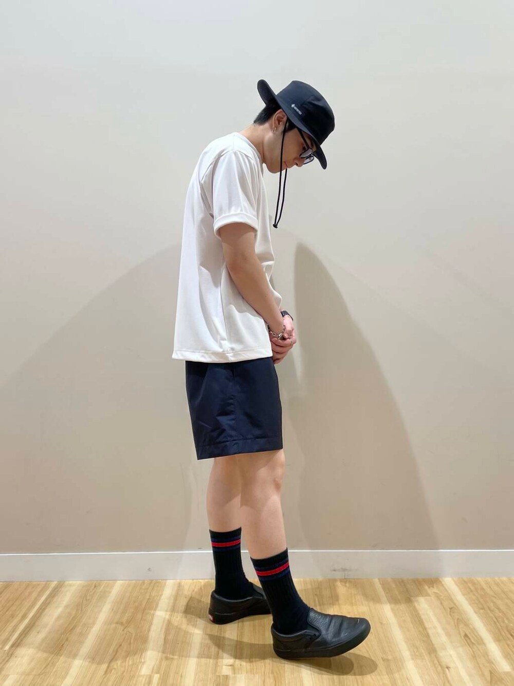 ブルー系のその他パンツ、ホワイト系のTシャツ/カットソー、ブラック系のメガネを着用したメンズの夏コーディネートの2枚目の写真