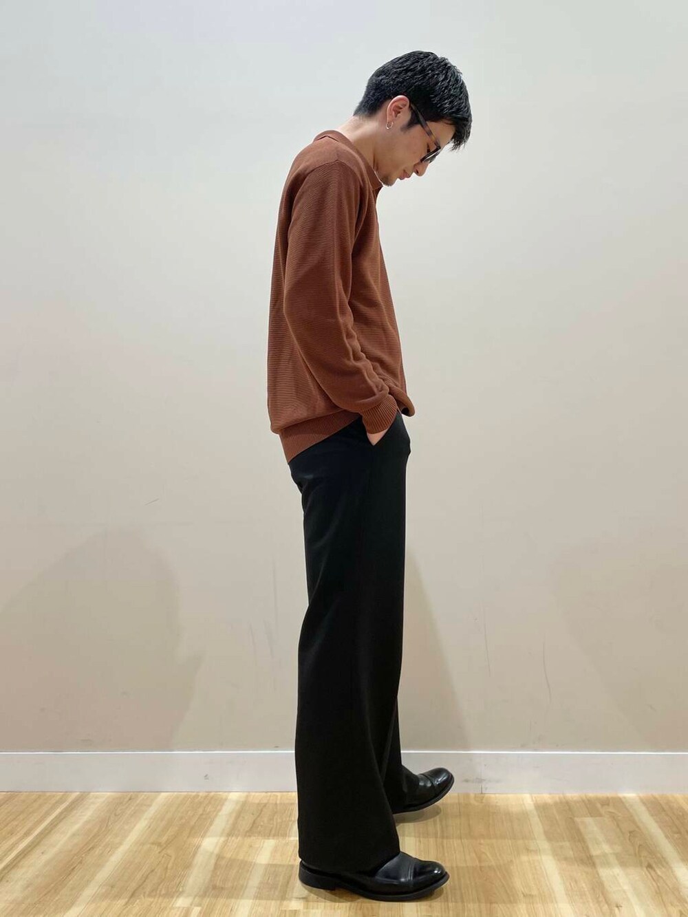 ブラウン系のニット/セーター、シルバー系のネックレスを着用したメンズの春コーディネートの2枚目の写真