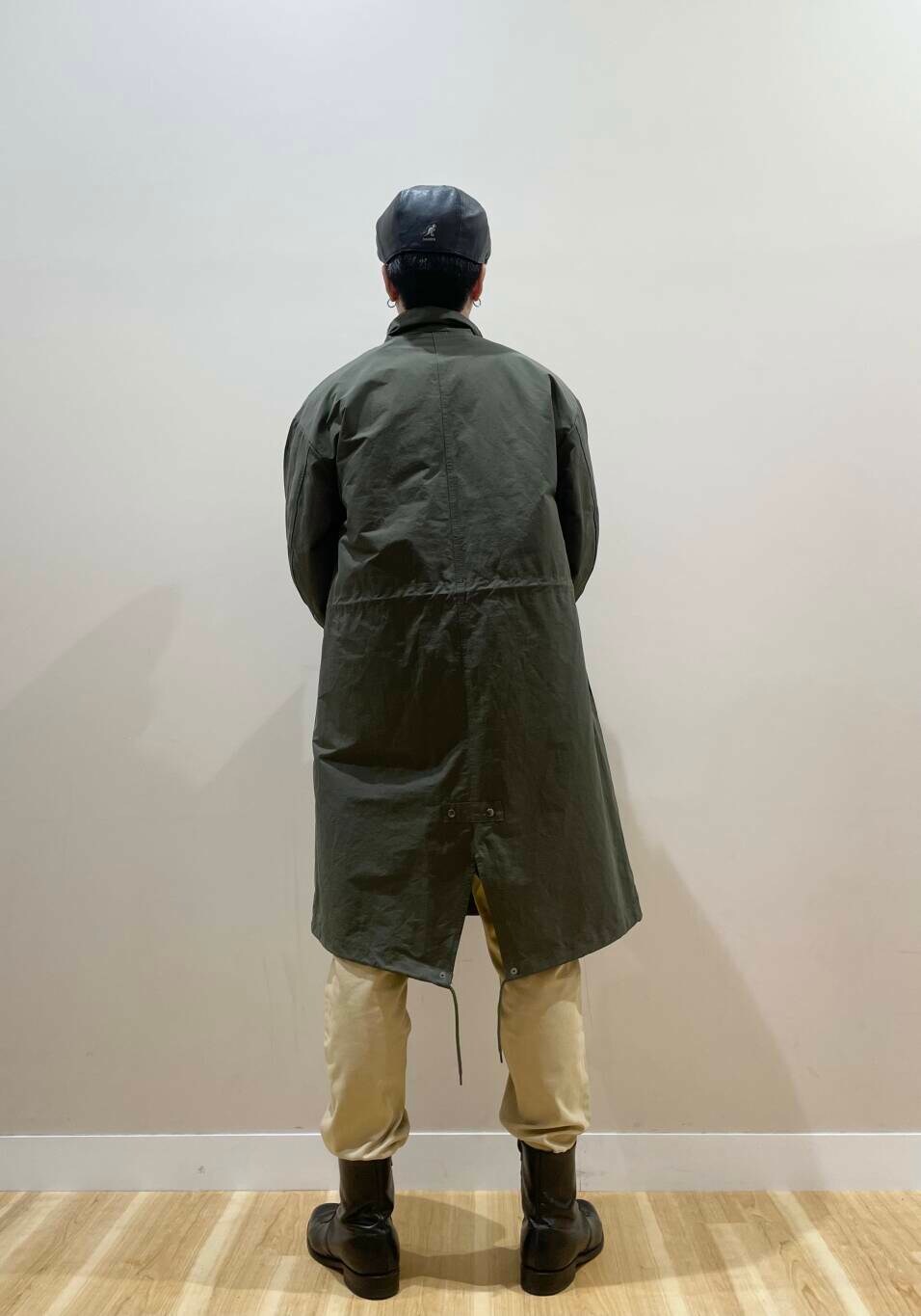 ベージュ系のその他パンツ、グレー系のスウェット、グリーン系のモッズコートを着用したメンズの冬コーディネートの3枚目の写真