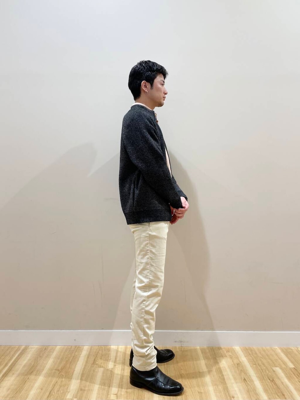 ベージュ系のシャツ/ブラウス、ブラック系のカーディガン/ボレロ、ホワイト系のデニムパンツを着用したメンズの冬コーディネートの2枚目の写真