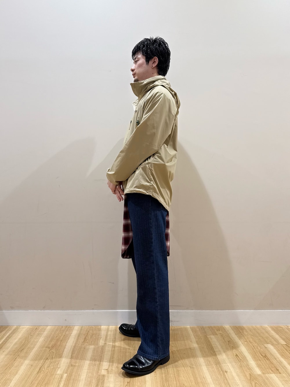 ベージュ系のナイロンジャケット、ホワイト系のシャツ/ブラウス、レッド系のシャツ/ブラウスを着用したメンズの冬コーディネートの2枚目の写真