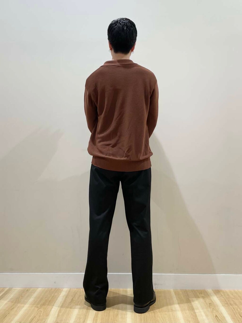 ブラウン系のニット/セーター、シルバー系のネックレスを着用したメンズの春コーディネートの3枚目の写真