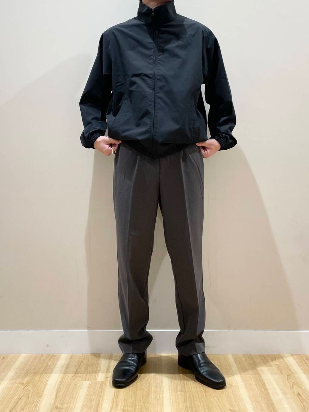 グレー系のその他パンツ、ブラック系のブルゾンを着用したメンズの秋コーディネートの4枚目の写真