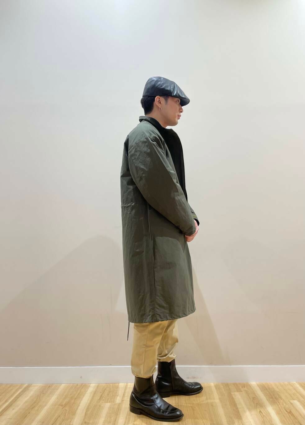 ベージュ系のその他パンツ、グレー系のスウェット、グリーン系のモッズコートを着用したメンズの冬コーディネートの2枚目の写真