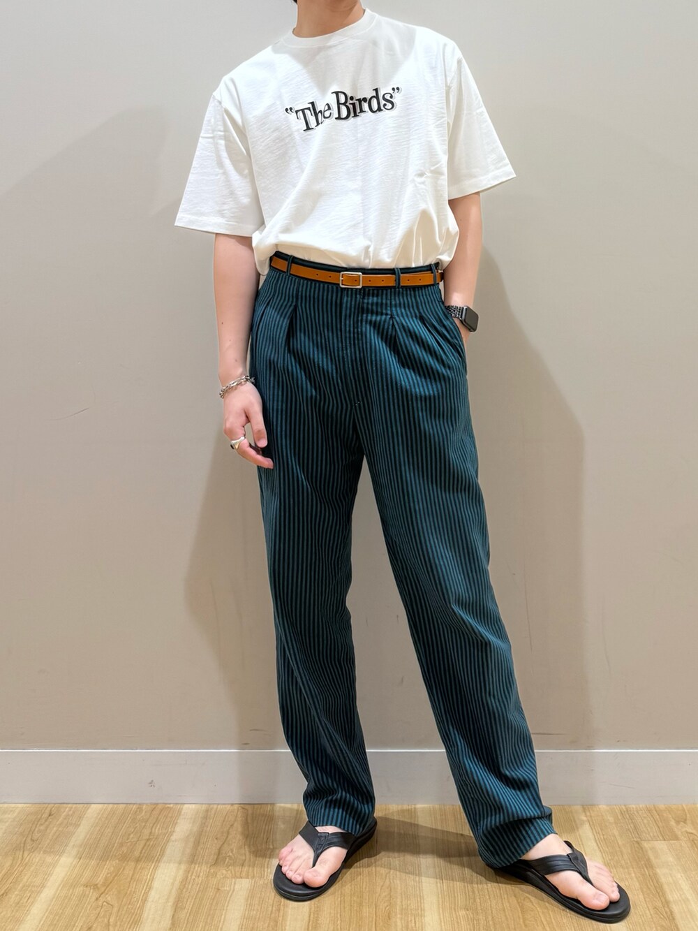 ホワイト系のTシャツ/カットソー、ブラウン系のベルトを着用したメンズの夏コーディネートの4枚目の写真
