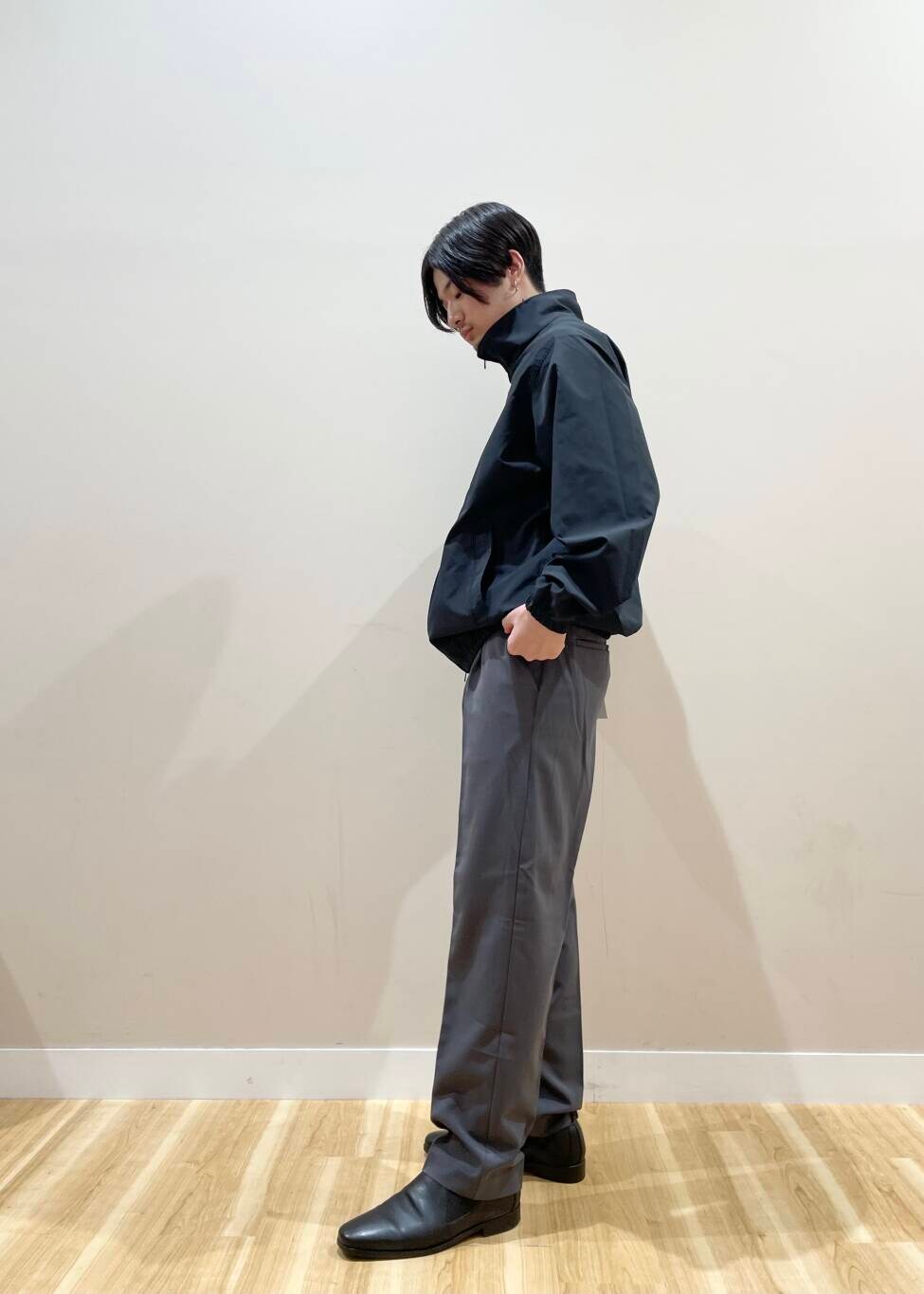 グレー系のその他パンツ、ブラック系のブルゾンを着用したメンズの秋コーディネートの2枚目の写真