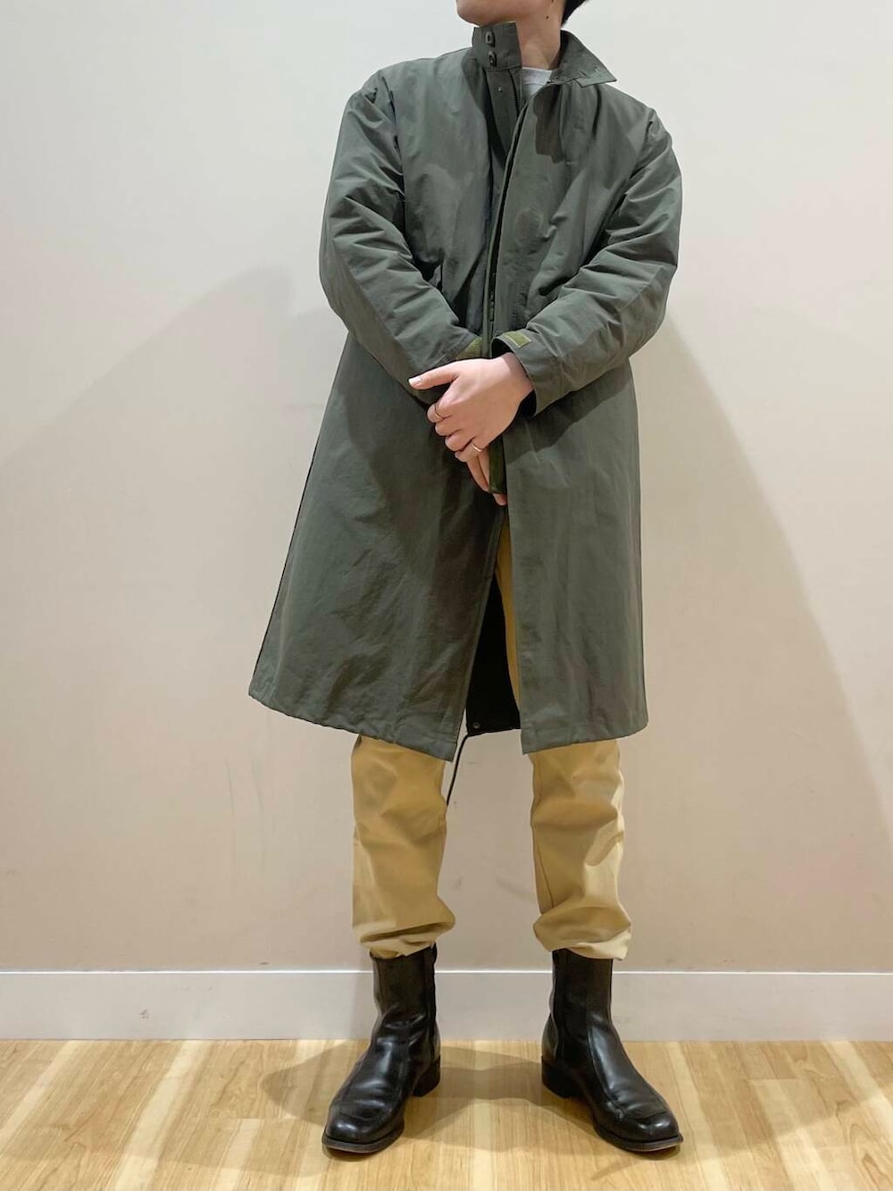 ベージュ系のその他パンツ、グレー系のスウェット、グリーン系のモッズコートを着用したメンズの冬コーディネートの4枚目の写真