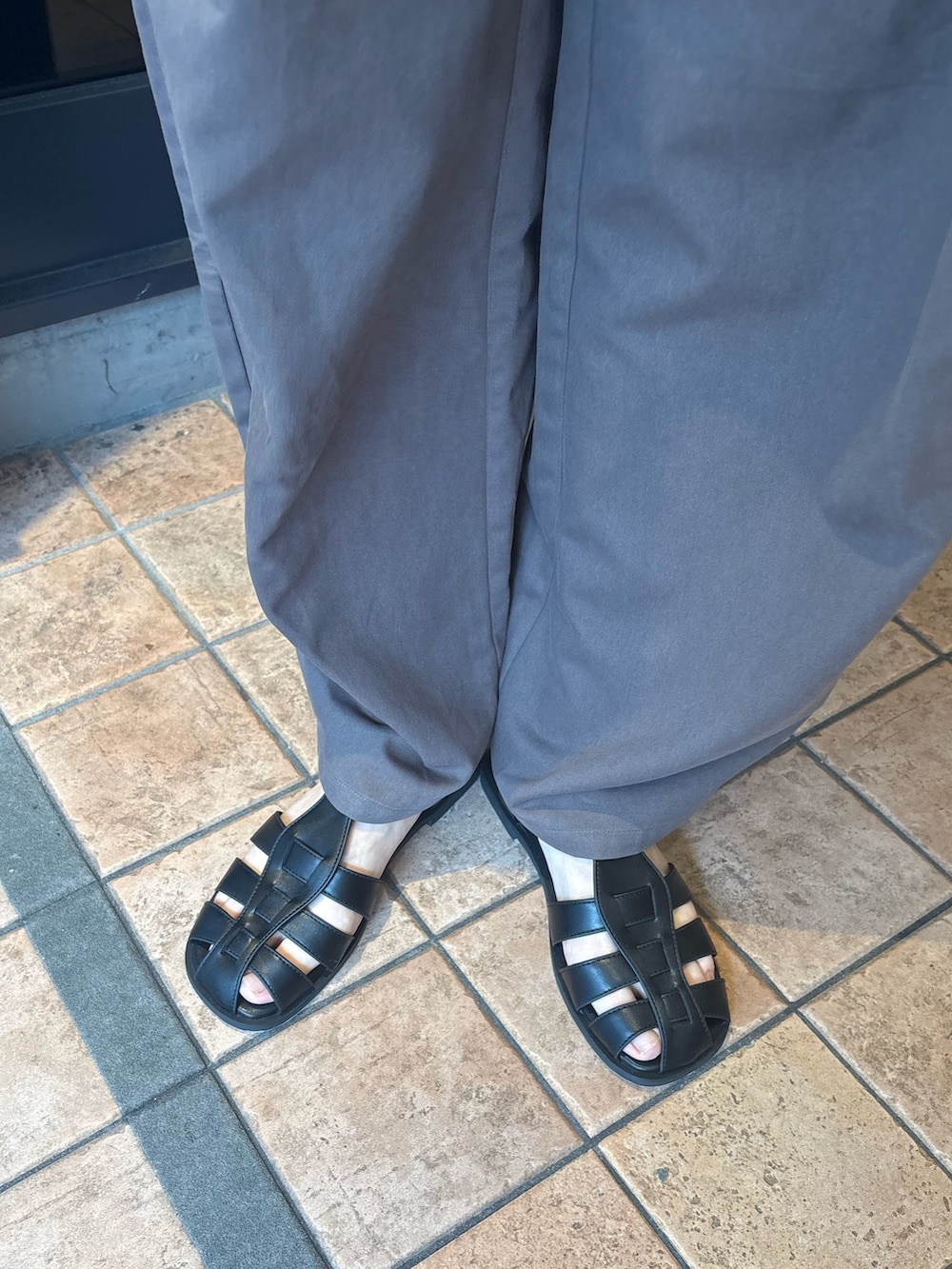 「Ungridの【新色追加】コクーンチノパンツ（チノパンツ、グレー系）」を使った、髙崎弥生さん（レディース・167cm）の春コーディネートの10枚目の写真