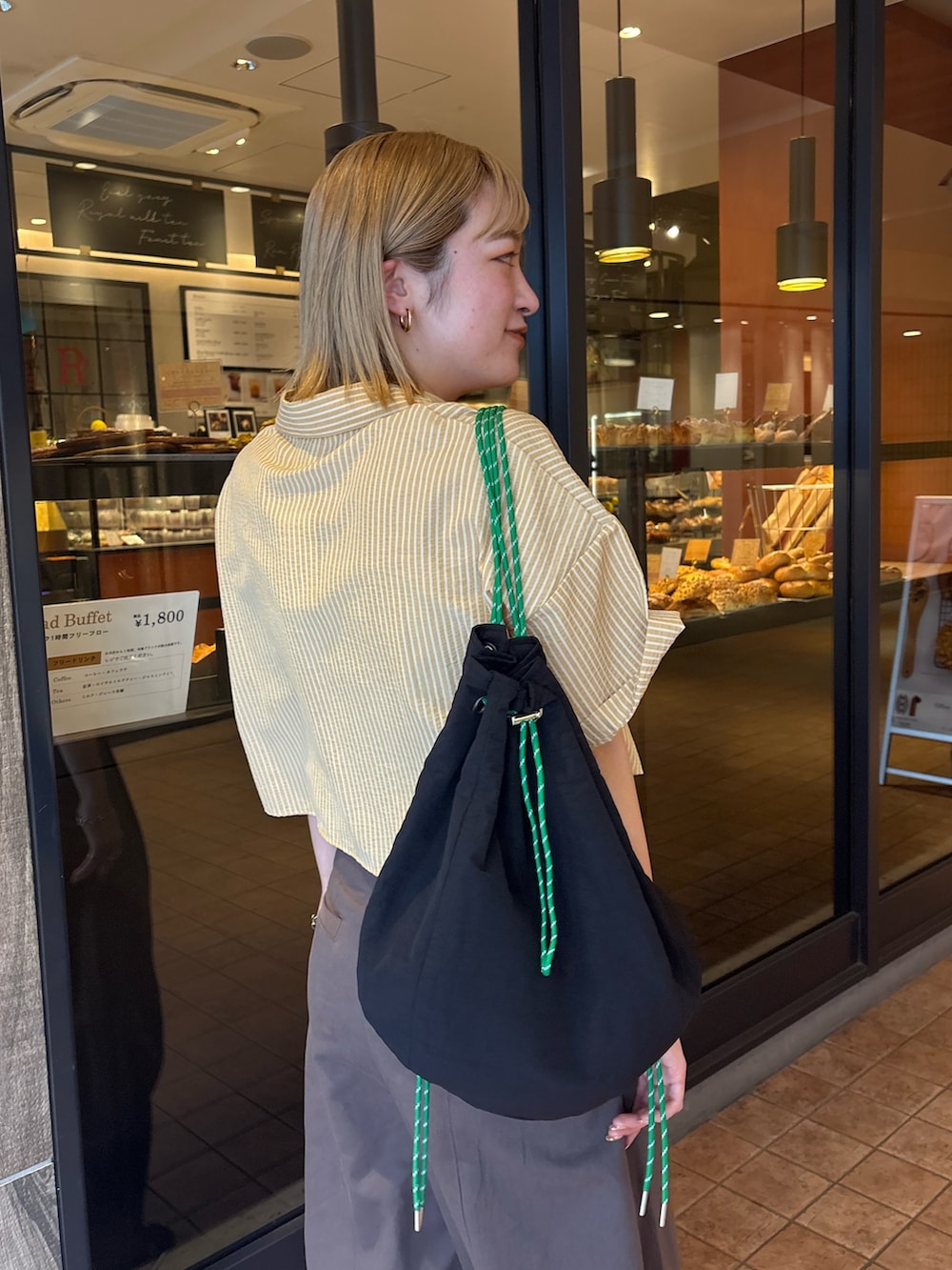 「Ungridの【新色追加】コクーンチノパンツ（チノパンツ、グレー系）」を使った、髙崎弥生さん（レディース・167cm）の春コーディネートの6枚目の写真