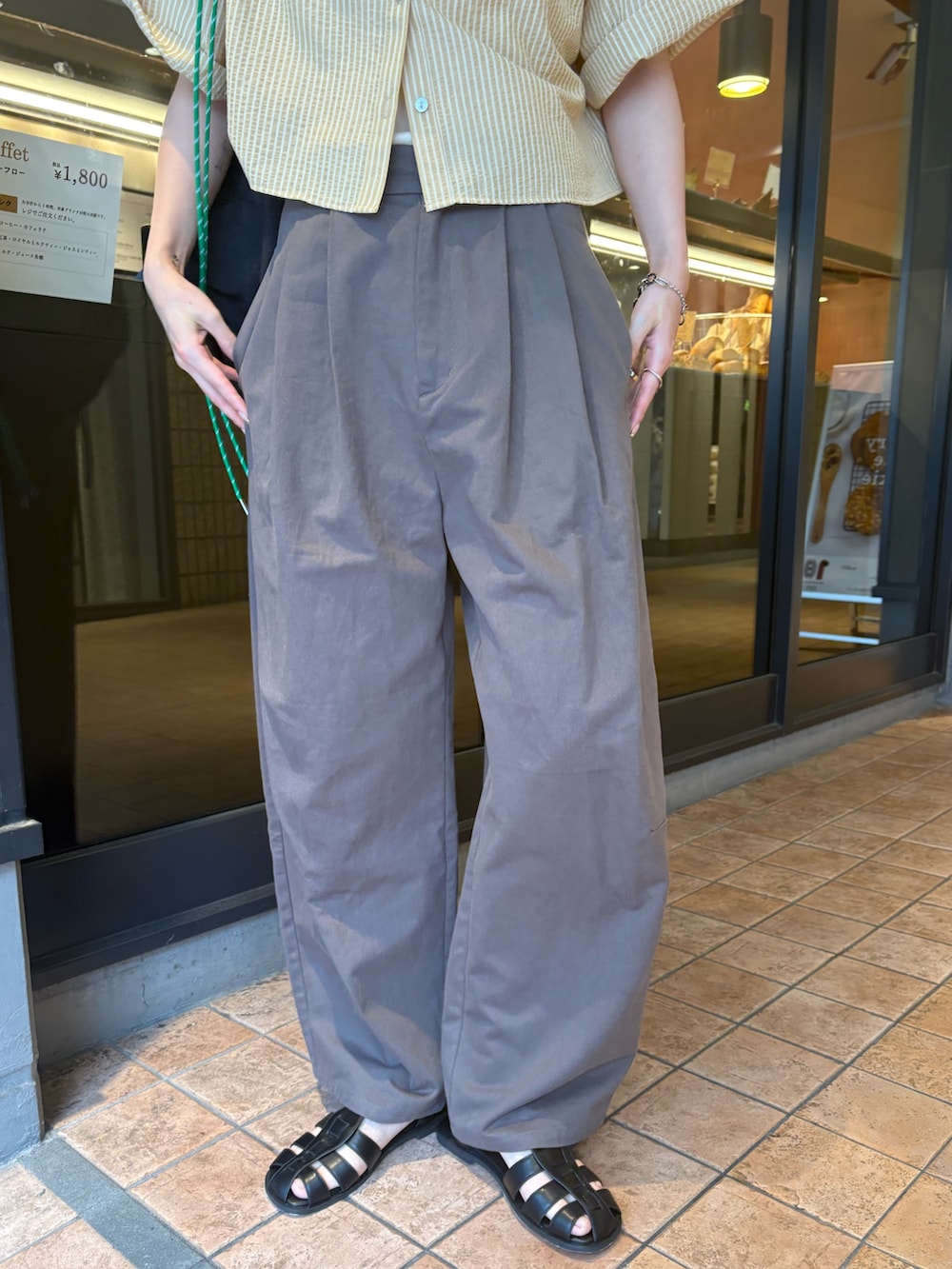 「Ungridの【新色追加】コクーンチノパンツ（チノパンツ、グレー系）」を使った、髙崎弥生さん（レディース・167cm）の春コーディネートの8枚目の写真