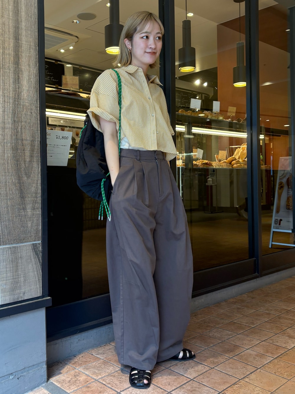 「Ungridの【新色追加】コクーンチノパンツ（チノパンツ、グレー系）」を使った、髙崎弥生さん（レディース・167cm）の春コーディネートの2枚目の写真