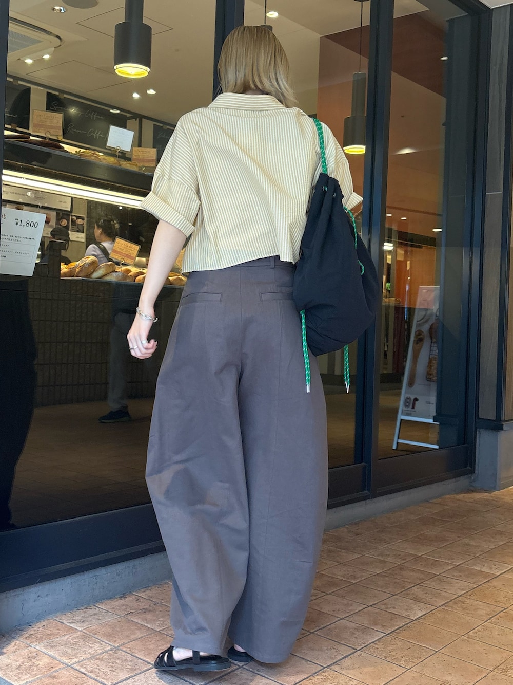 「Ungridの【新色追加】コクーンチノパンツ（チノパンツ、グレー系）」を使った、髙崎弥生さん（レディース・167cm）の春コーディネートの4枚目の写真