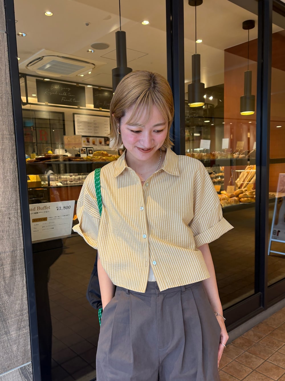 「Ungridの【新色追加】コクーンチノパンツ（チノパンツ、グレー系）」を使った、髙崎弥生さん（レディース・167cm）の春コーディネートの5枚目の写真