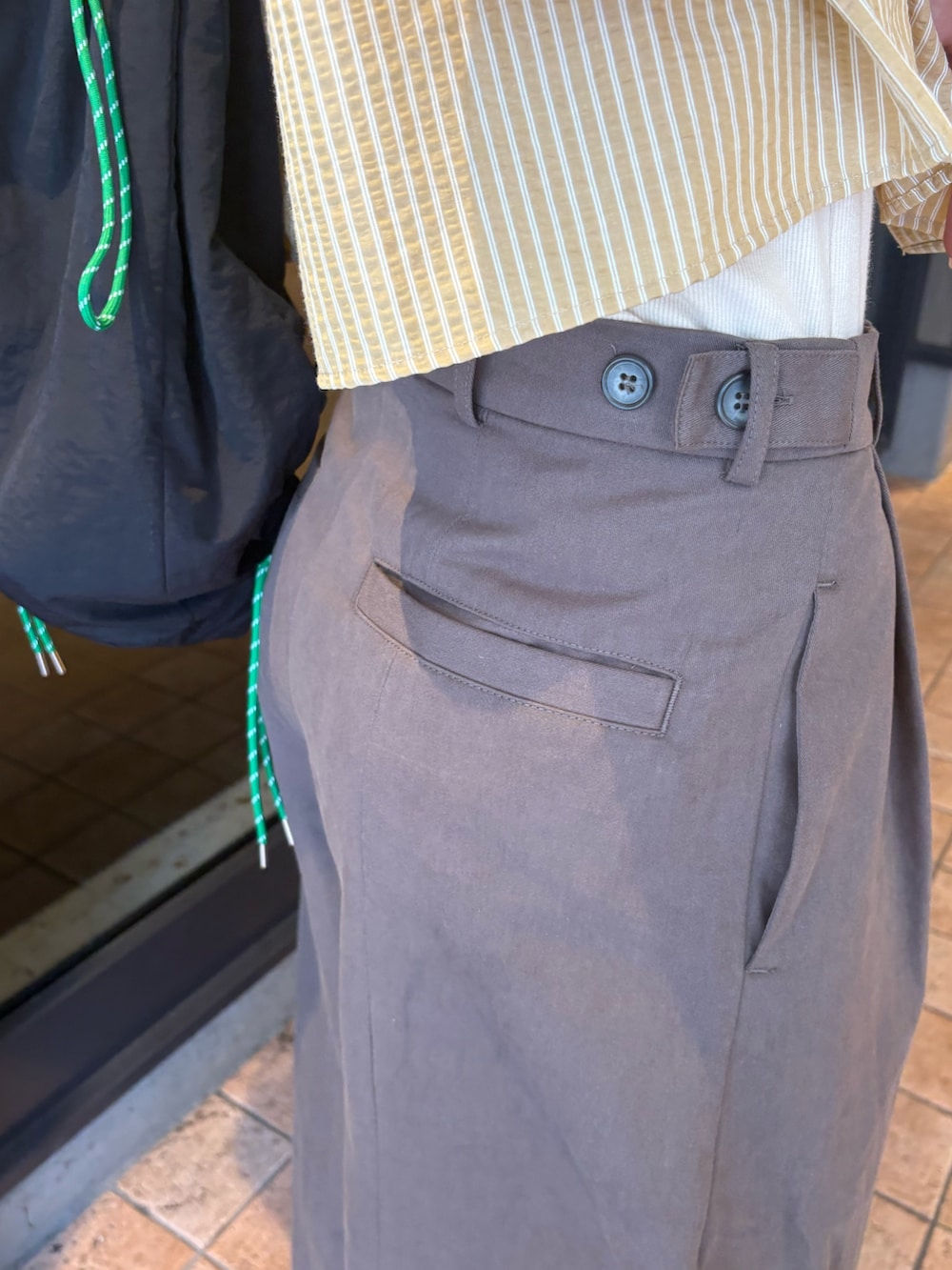 「Ungridの【新色追加】コクーンチノパンツ（チノパンツ、グレー系）」を使った、髙崎弥生さん（レディース・167cm）の春コーディネートの9枚目の写真