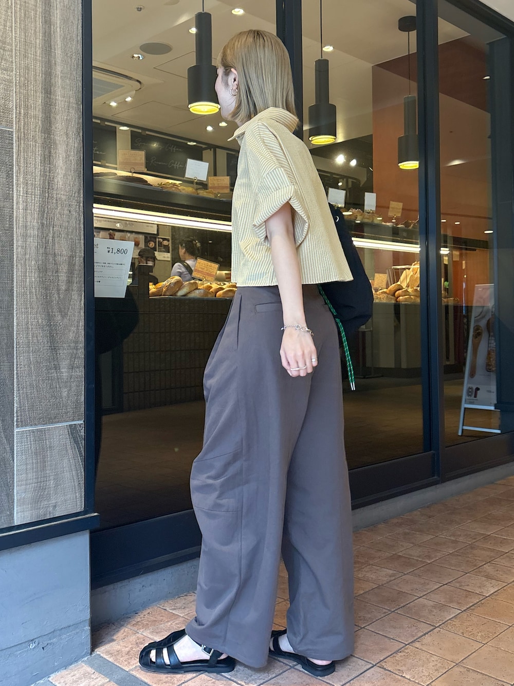 「Ungridの【新色追加】コクーンチノパンツ（チノパンツ、グレー系）」を使った、髙崎弥生さん（レディース・167cm）の春コーディネートの3枚目の写真