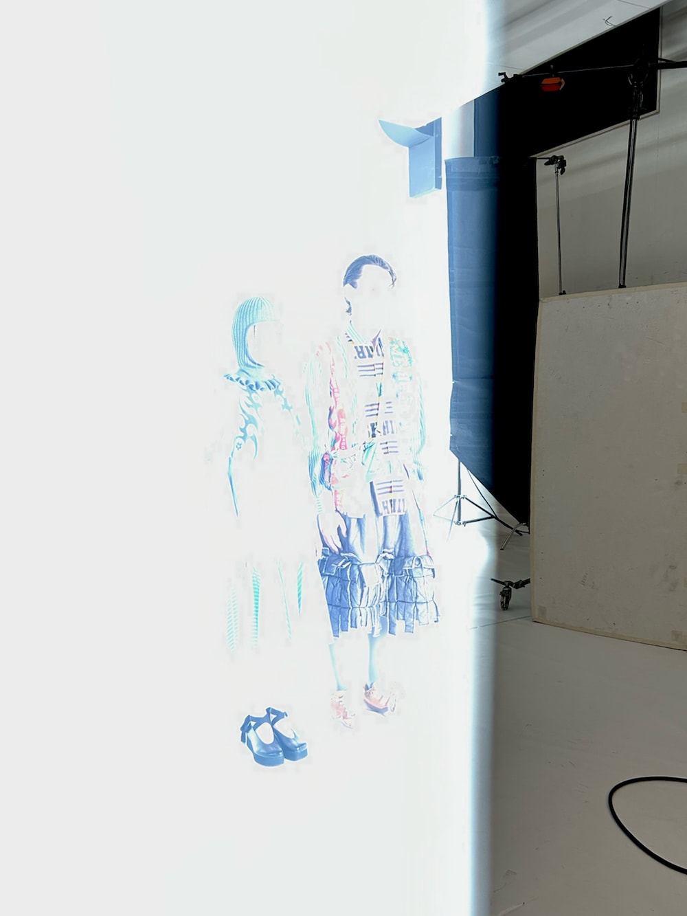 グリーン系のショルダーバッグ、ブルー系のワンピース、グレー系のスカートを着用したレディースの春コーディネートの2枚目の写真