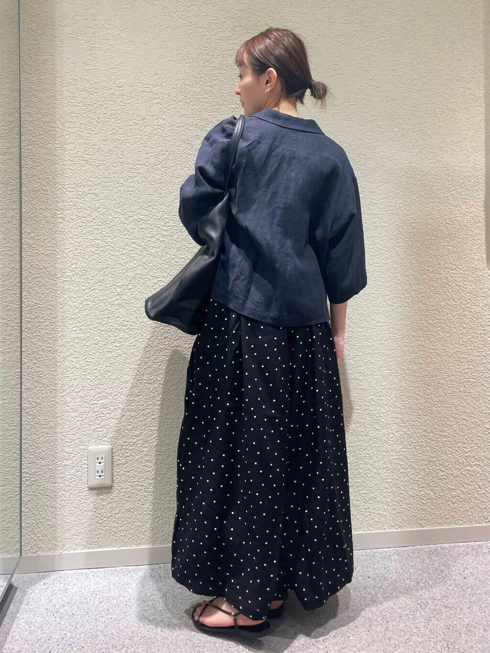 「ママコーデ、ナチュラル、休日コーデ、newarrival、オフィスカジュアル、30代、お仕事コーデ、低身長コーディネート、夏の涼しげパンツコーデ」｜「かぐれのドットギャザーパンツ（その他パンツ、ブラック系）」を使った、hagino421さん（レディース・152cm）の夏コーディネートの3枚目の写真