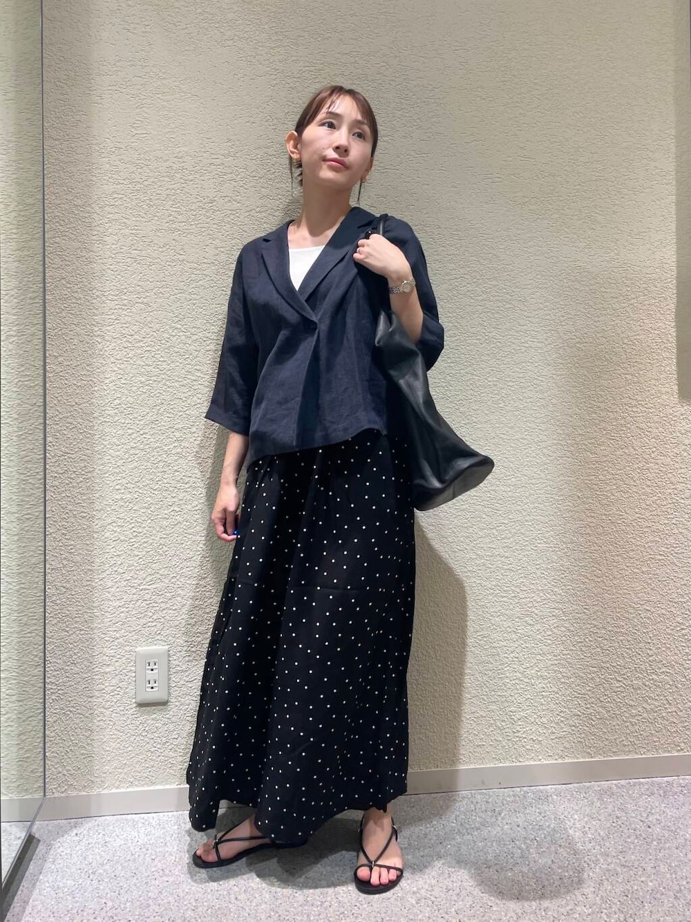 「ママコーデ、ナチュラル、休日コーデ、newarrival、オフィスカジュアル、30代、お仕事コーデ、低身長コーディネート、夏の涼しげパンツコーデ」｜「かぐれのドットギャザーパンツ（その他パンツ、ブラック系）」を使った、hagino421さん（レディース・152cm）の夏コーディネートの4枚目の写真