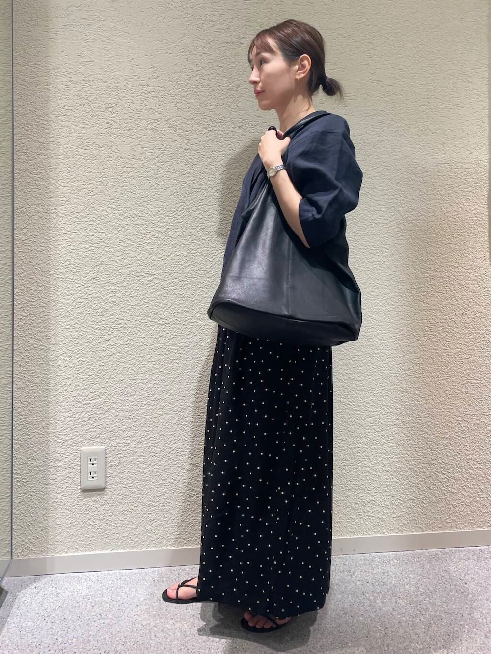 「ママコーデ、ナチュラル、休日コーデ、newarrival、オフィスカジュアル、30代、お仕事コーデ、低身長コーディネート、夏の涼しげパンツコーデ」｜「かぐれのドットギャザーパンツ（その他パンツ、ブラック系）」を使った、hagino421さん（レディース・152cm）の夏コーディネートの2枚目の写真