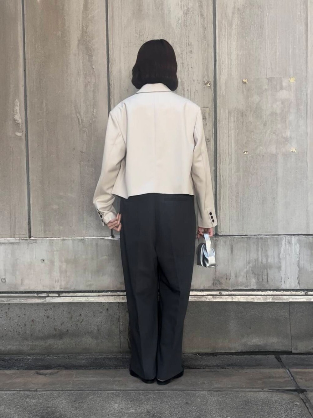 「アーバンリサーチ、パンプス、URBANRESEARCH、SonnyLabel、休日スタイル、ROSSO、ショートジャケット、旅行コーデ、春のジャケットスタイル」｜「URBAN RESEARCH Sonny LabelのスラブベーシックロングスリーブTシャツ（Tシャツ/カットソー、ホワイト系）」を使った、araiさん（レディース・161cm）の春コーディネートの3枚目の写真